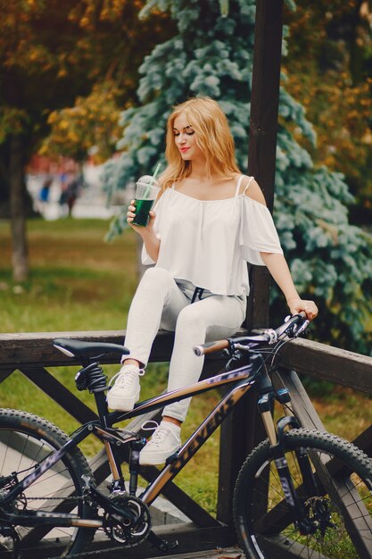 стильная девушка с велосипедом
