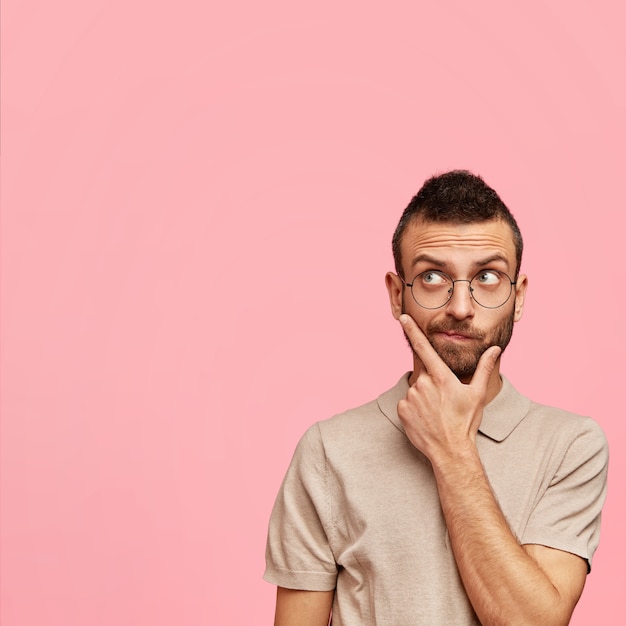 Stylish guy wearing round glasses