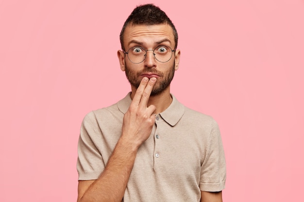 Stylish guy wearing round glasses