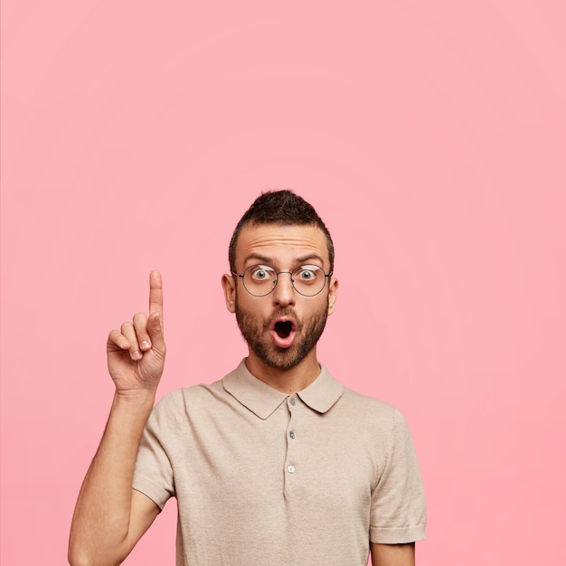 Ragazzo alla moda con gli occhiali rotondi