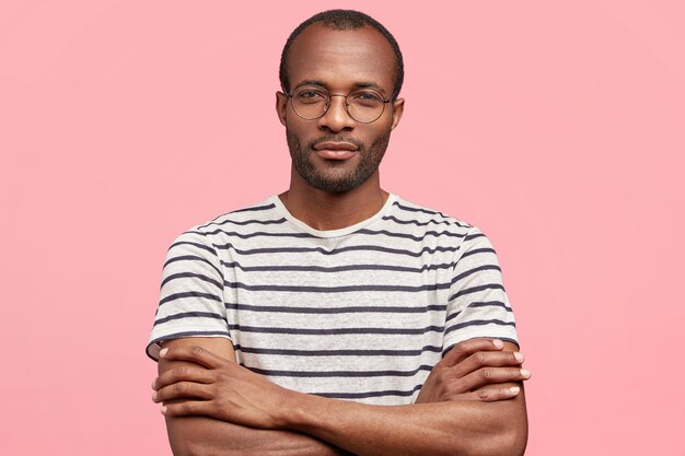 Stylish guy wearing round glasses