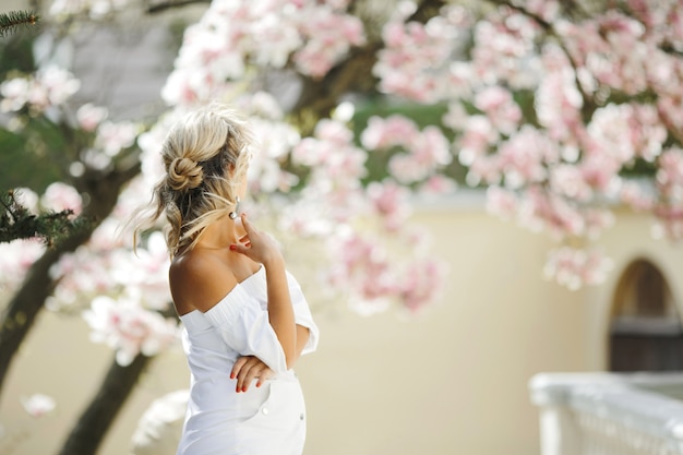 무료 사진 하얀 드레스를 입고 금발의 세련된 머리