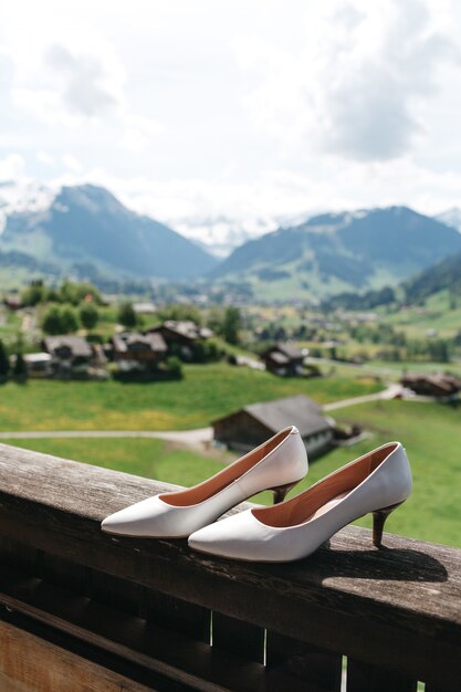 Стильные каблуки на фоне солнечной Швейцарии