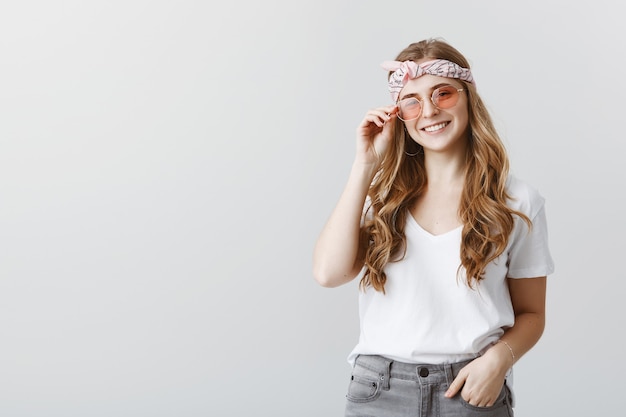 행복 미소 선글라스에 유행 hipster 소녀