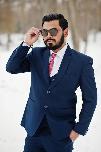 Free photo stylish indian beard business man in suit and sunglasses posed at winter day outdoor