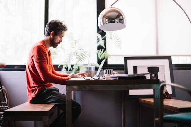 Free photo stylish man in creative office working