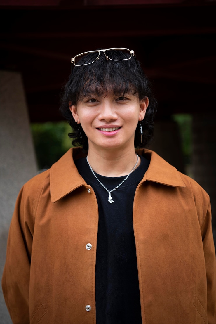 무료 Photo 도시 현장에서 케이팝 의류의 세련된 남자
