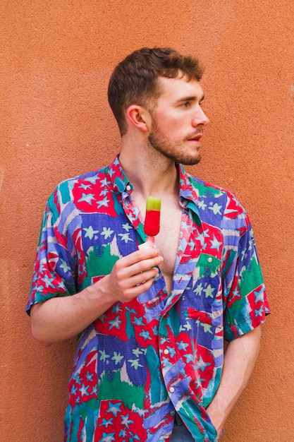 Free photo stylish man medium shot holding ice cream