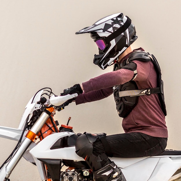 Foto gratuita uomo alla moda che guida una moto nel deserto