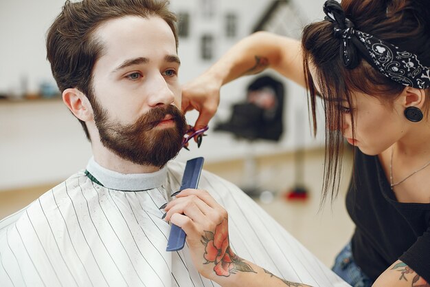 Elegante uomo seduto in un negozio di barbiere