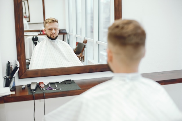 Elegante uomo seduto in un negozio di barbiere