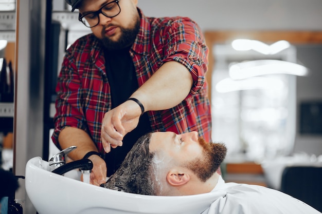 Free photo stylish man sitting in a barbershop