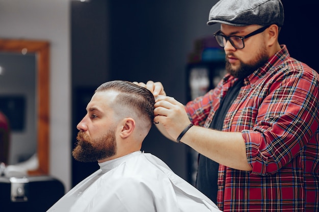 Free photo stylish man sitting in a barbershop