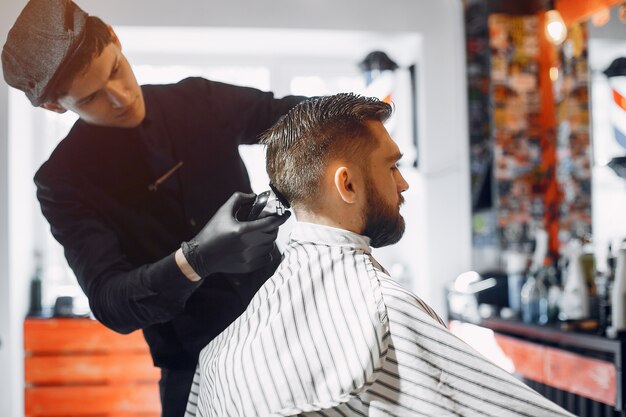Стильный мужчина сидит в парикмахерской