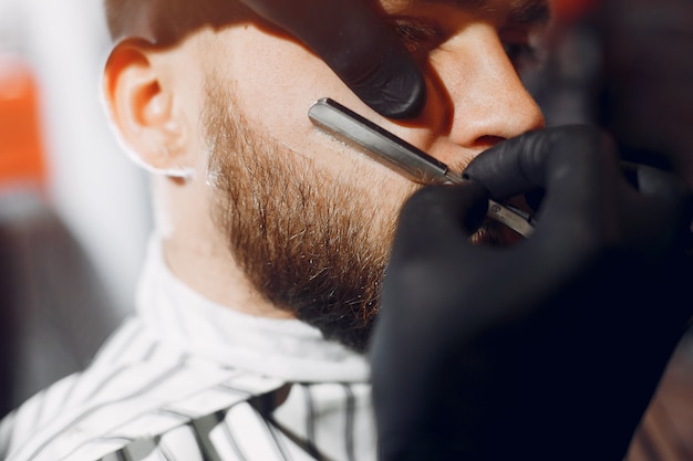 Free photo stylish man sitting in a barbershop