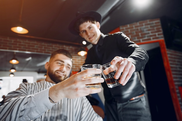 Free photo stylish man sitting in a barbershop