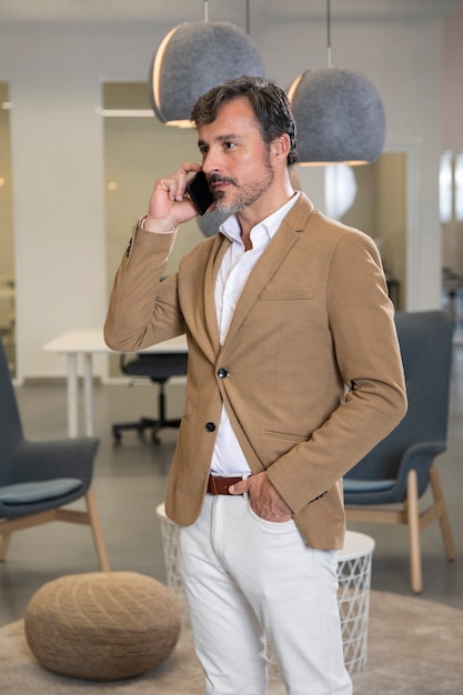 Free photo stylish man talking on phone