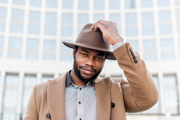 Foto gratuita uomo alla moda che indossa un cappello