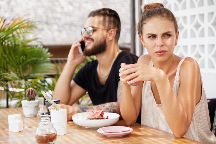 Free Photo stylish man and woman sitting in cafe