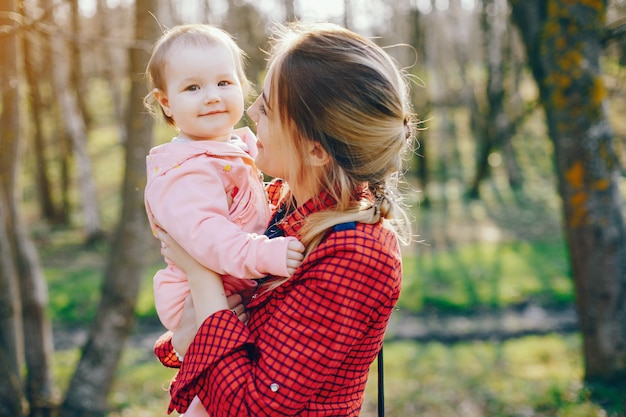 Free photo stylish mother with little daughter