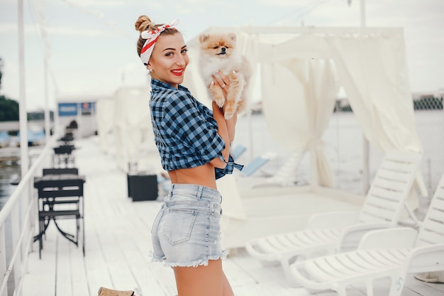 Elegante ragazza pin up con il cagnolino