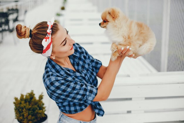 小さな犬と一緒にスタイリッシュなピンナップガール