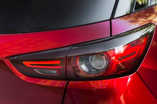 Стильный задний фонарь на новом красном авто
