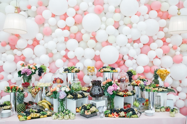 Foto gratuita tavolo elegante e ricco con dolci e frutta per gli ospiti