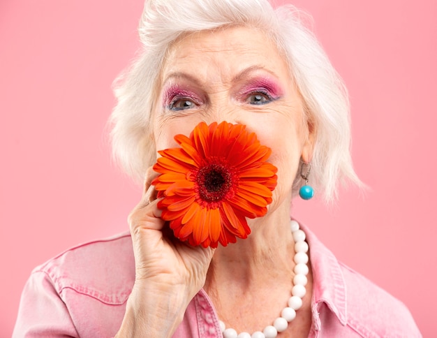 Стильная старшая женщина в розовом
