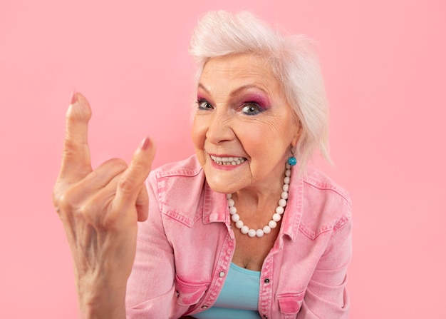 Стильная старшая женщина в розовом