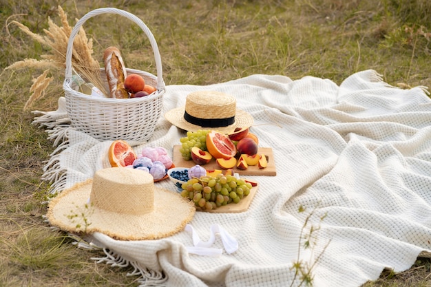 Стильный летний пикник на белом одеяле.