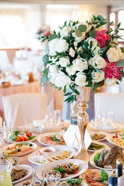 Foto gratuita elegante arredamento da tavola per il matrimonio