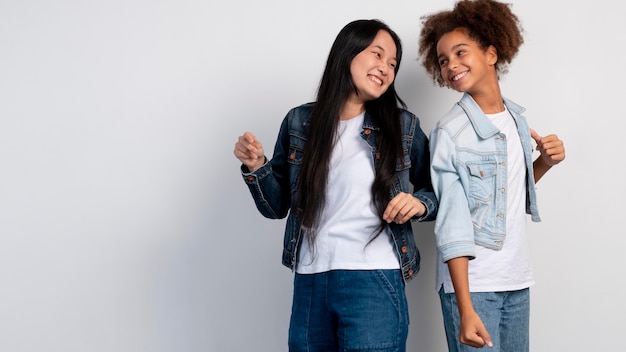 Ragazze adolescenti alla moda che posano insieme