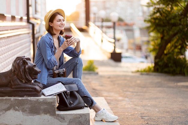 Foto gratuita turista alla moda godendo di scattare foto in vacanza