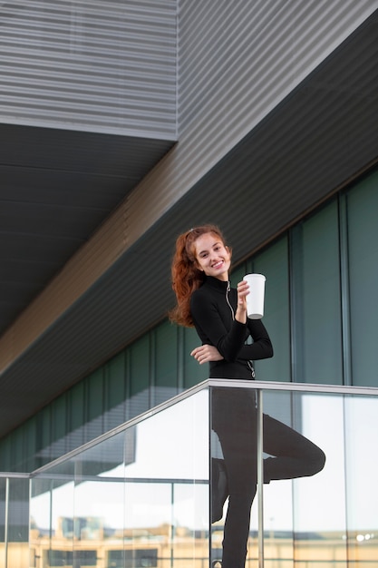 Free photo stylish woman in a clean urban environment