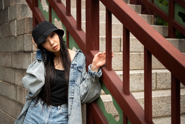 Бесплатное фото Стильная женщина в одежде k-pop на городской сцене