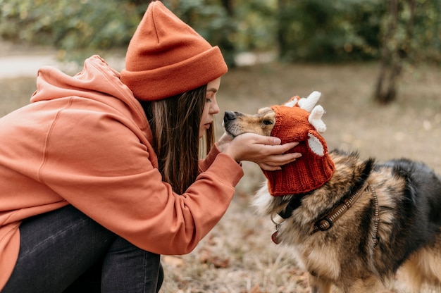 無料写真 彼女の犬と散歩に出かけるスタイリッシュな女性