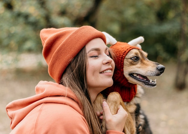 彼女の犬と散歩に出かけるスタイリッシュな女性