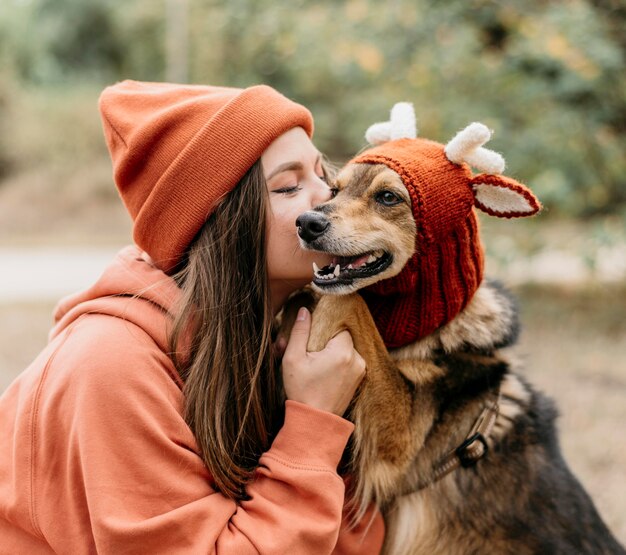 彼女の犬と散歩に出かけるスタイリッシュな女性