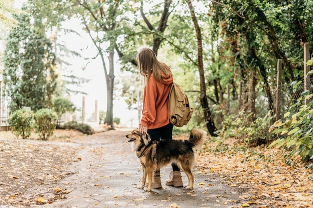 彼女の犬と散歩に出かけるスタイリッシュな女性