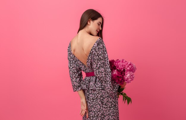모란 꽃 꽃다발과 함께 포즈 여름 유행 드레스에 분홍색에 세련된 여자, 뒤에서보기