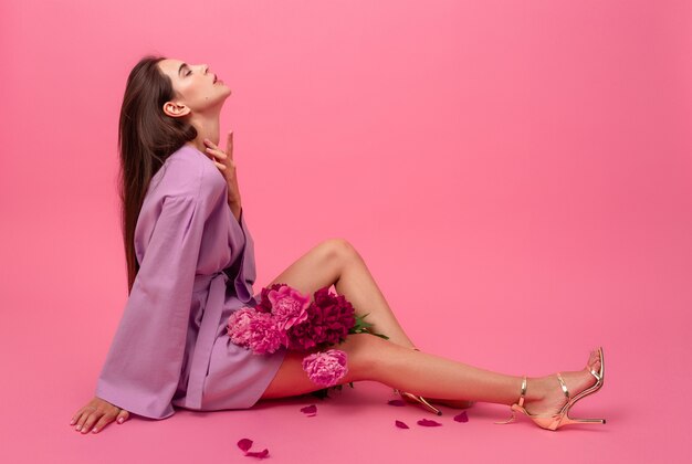 모란 꽃 꽃다발 바닥에 앉아 포즈 여름 바이올렛 미니 유행 드레스에 분홍색에 세련된 여자