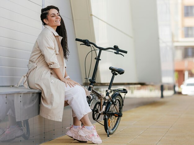 自転車でポーズをとるスタイリッシュな女性