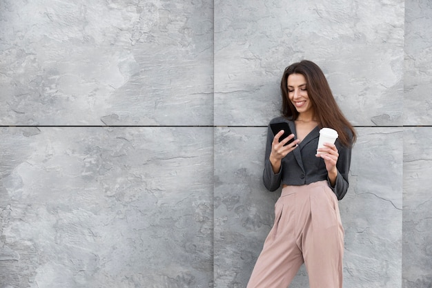 Foto gratuita donna alla moda che si rilassa all'aperto