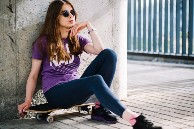 スタイリッシュな女性スケートボード