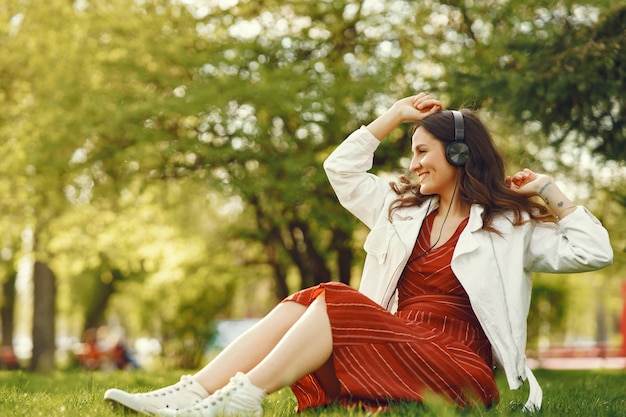 Стильная женщина проводит время в весеннем парке