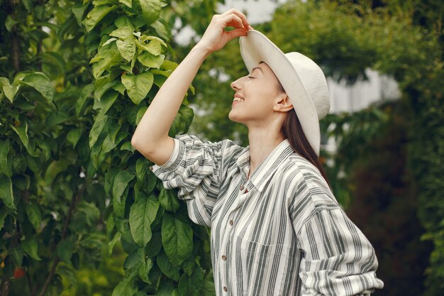 봄 공원에서 시간을 보내는 세련 된 여자