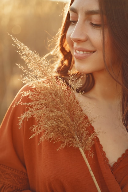 Free photo stylish woman spending time in a summer field