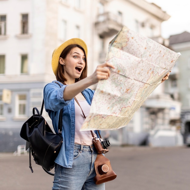 Free photo stylish woman surprised of local sightseeing spots