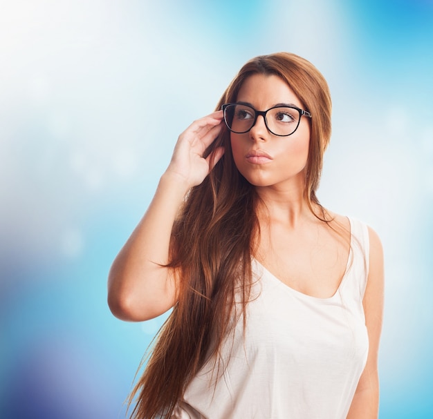 Free photo stylish woman wearing eyeglasses.